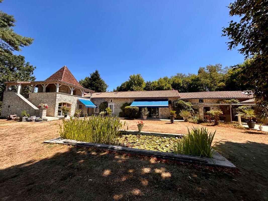 TRELISSAC Propriété d'Exception au coeur du Périgord : Un héritage du XIVe siècle sublimé par la modernité, 270 m² habitables, 7ha de terrain à TRELISSAC 24750 1