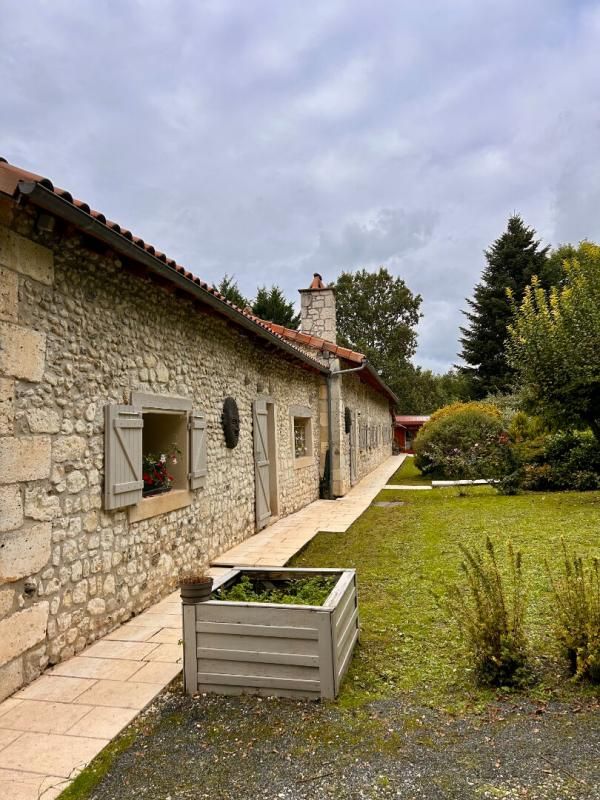 TRELISSAC Propriété d'Exception au coeur du Périgord : Un héritage du XIVe siècle sublimé par la modernité, 270 m² habitables, 7ha de terrain à TRELISSAC 24750 2