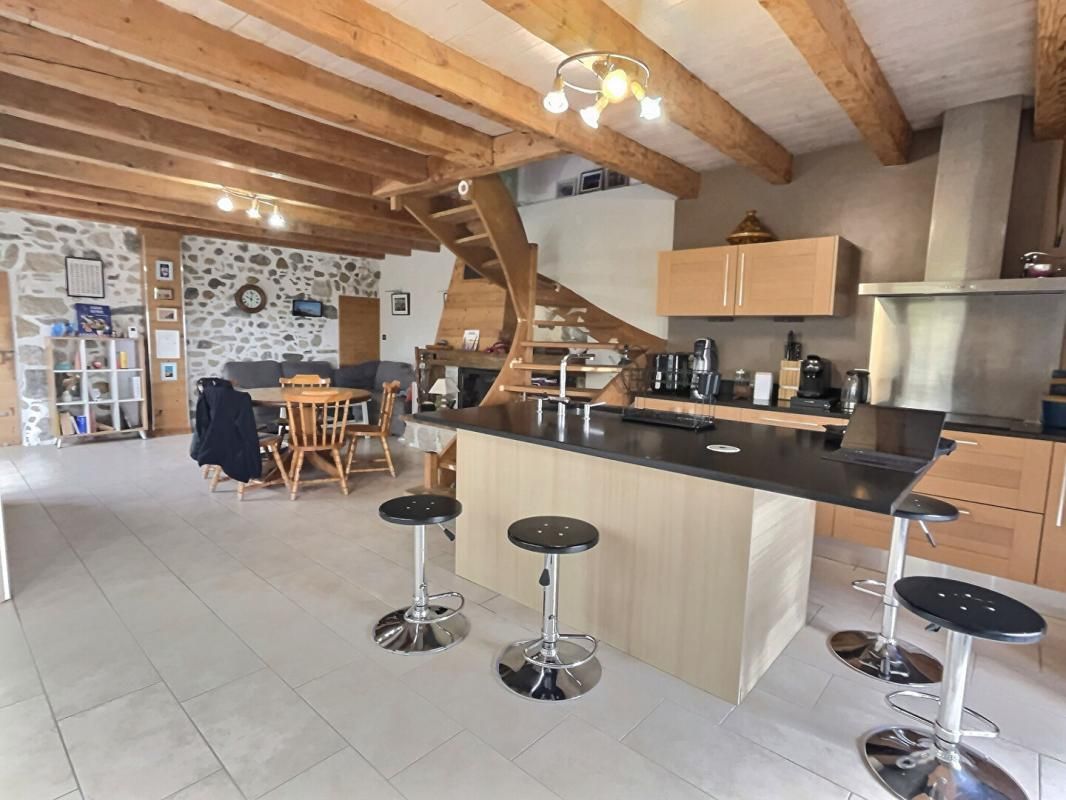 CHAINAZ-LES-FRASSES EXCLUSIVITE POUR CETTE MAISON DE VILLAGE MITOYENNE 119 m² habitables (135 m² utiles) m² 3