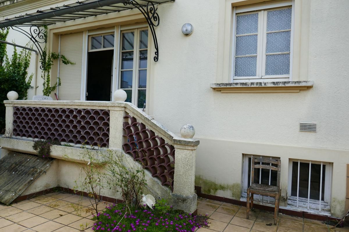 BEGLES Charmante maison meublée avec jardin et garage à rénover 1