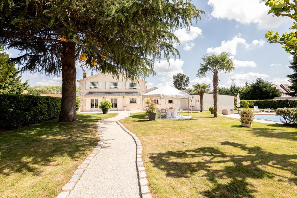 FRESNES LIEUX UNIQUES ® - PROPRIÉTÉS PRIVÉES PROPOSE MAISON DE 118 M² SUR UN TERRAIN DE 2661 M² PROXIMITÉ C0NTRES 2