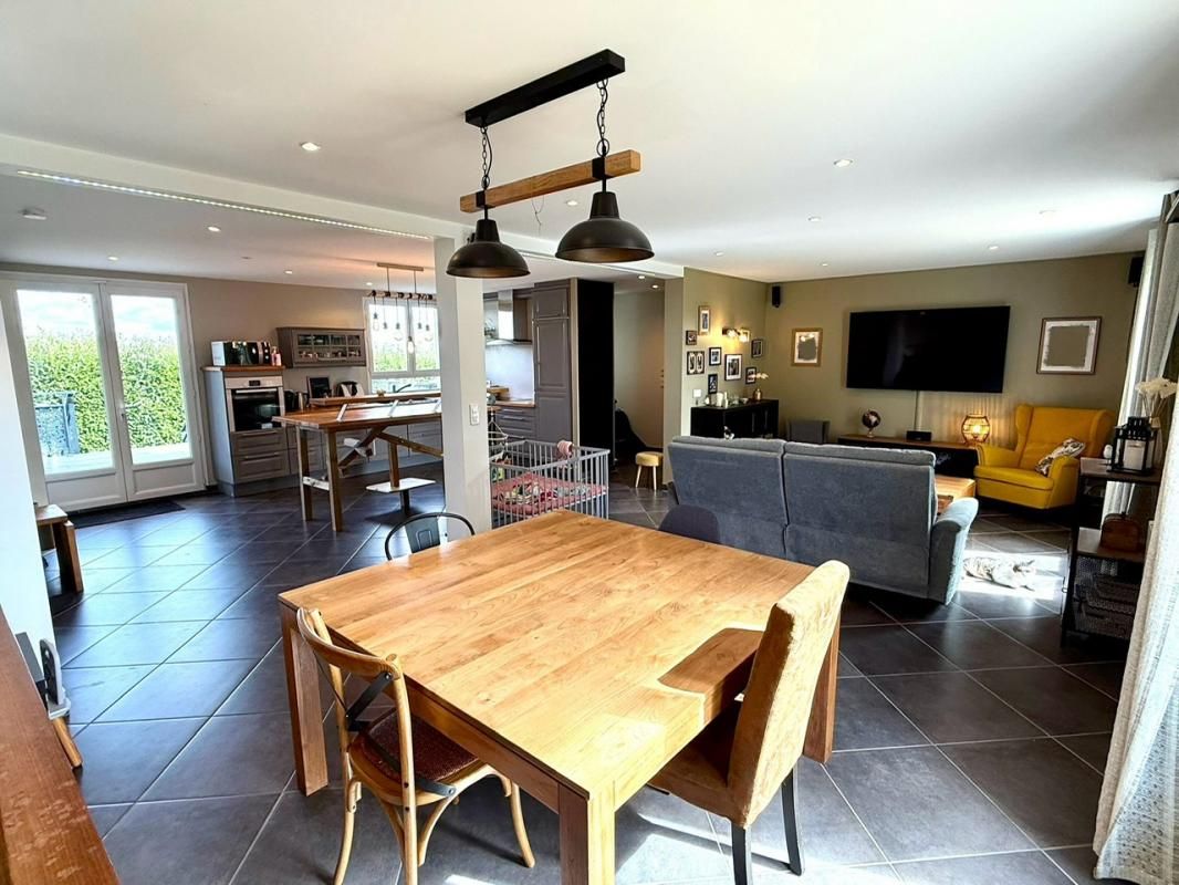 TREMBLAY-LES-VILLAGES Maison 180m2 rénovée, 5 chambres, sous-sol total, garage, terrain 1000m2 2
