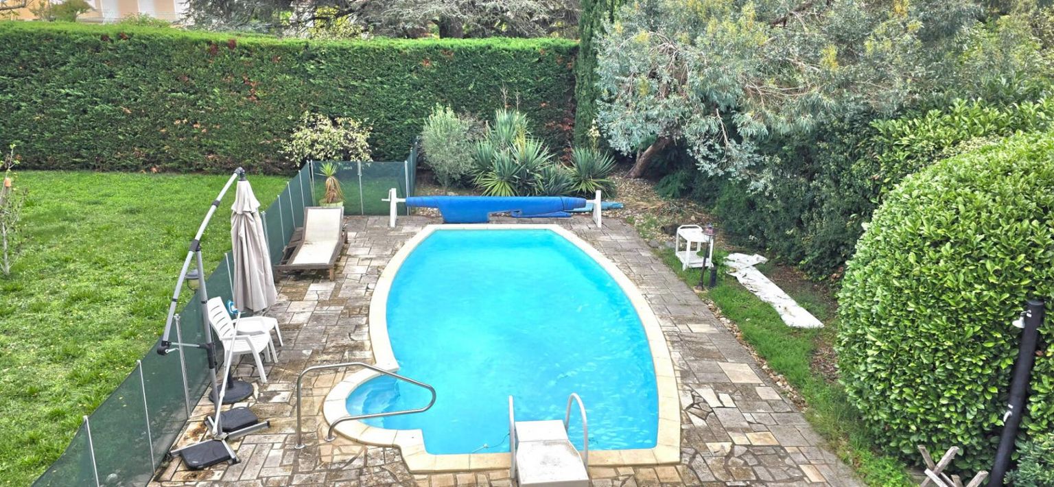 TRELISSAC Maison individuelle de type 8, avec piscine, sur un terrain de 849 m² 2