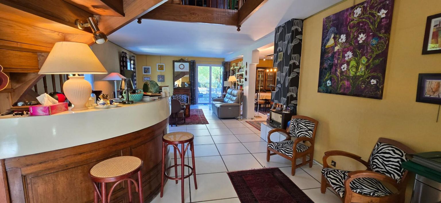TRELISSAC Maison individuelle de type 8, avec piscine, sur un terrain de 849 m² 3
