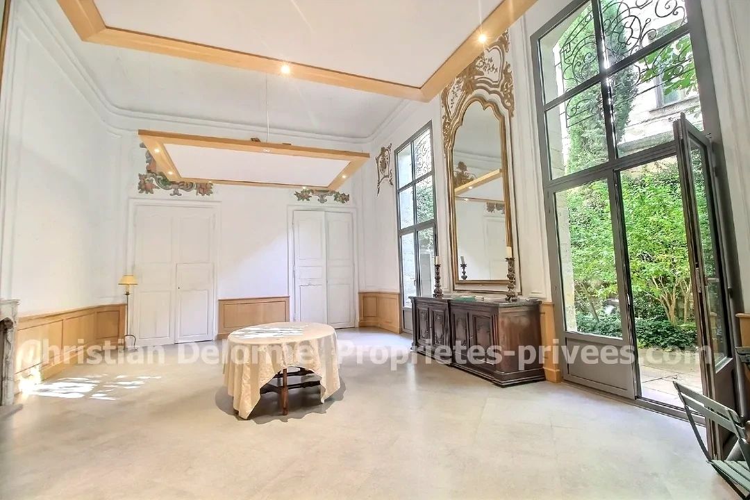 UZES Appartement Uzes 5 pièce(s) 192 m2 en rez-de-chaussée avec terrasse et jardin 2