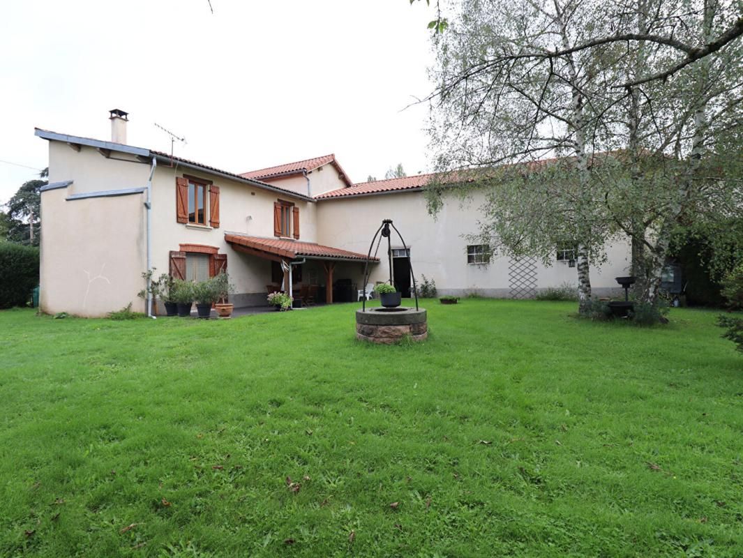 SERMENTIZON Maison Sermentizon 6 pièce(s) 220 m2 + terrain 2000m2 et vue sur les volcans 2
