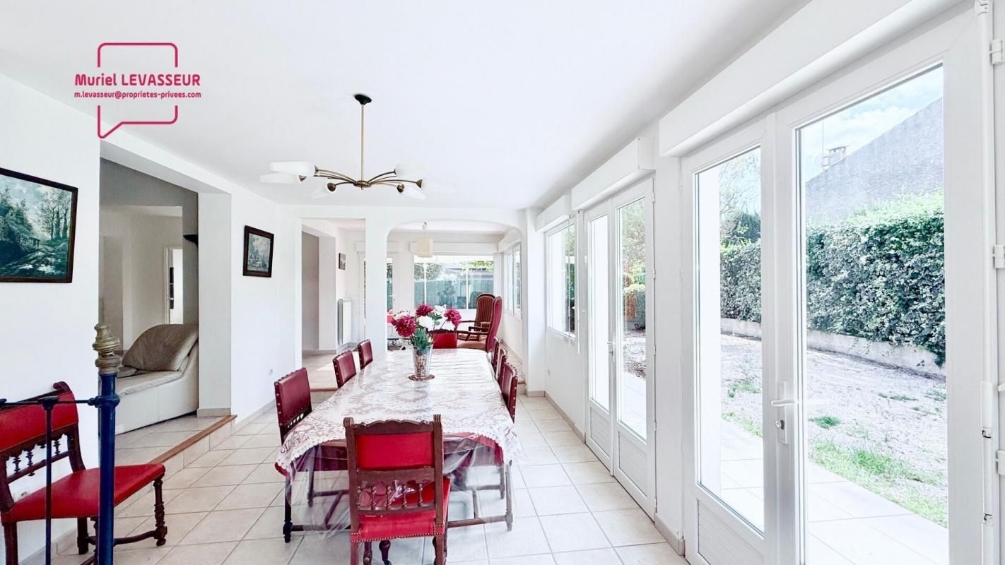 SIX-FOURS-LES-PLAGES Villa T7 de 160 m2 sur 850 m² terrain avec piscine et garage - 2
