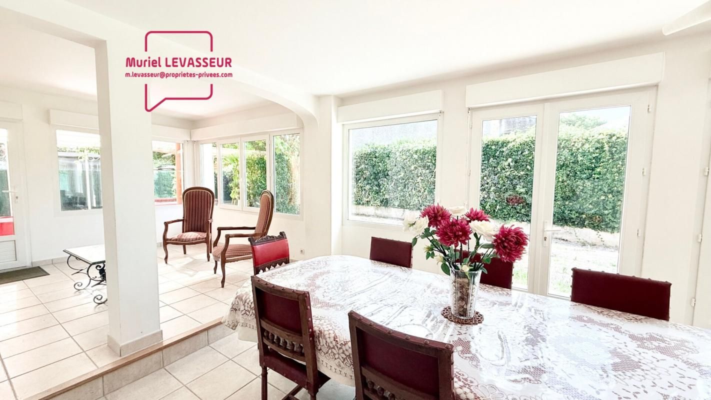 SIX-FOURS-LES-PLAGES Villa T7 de 160 m2 sur 850 m² terrain avec piscine et garage - 3