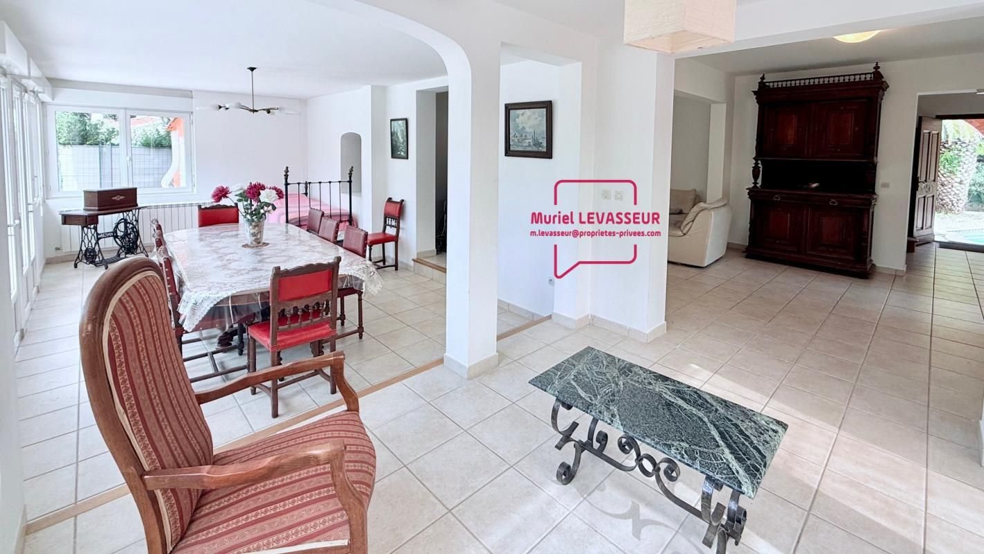 SIX-FOURS-LES-PLAGES Villa T7 de 160 m2 sur 850 m² terrain avec piscine et garage - 4