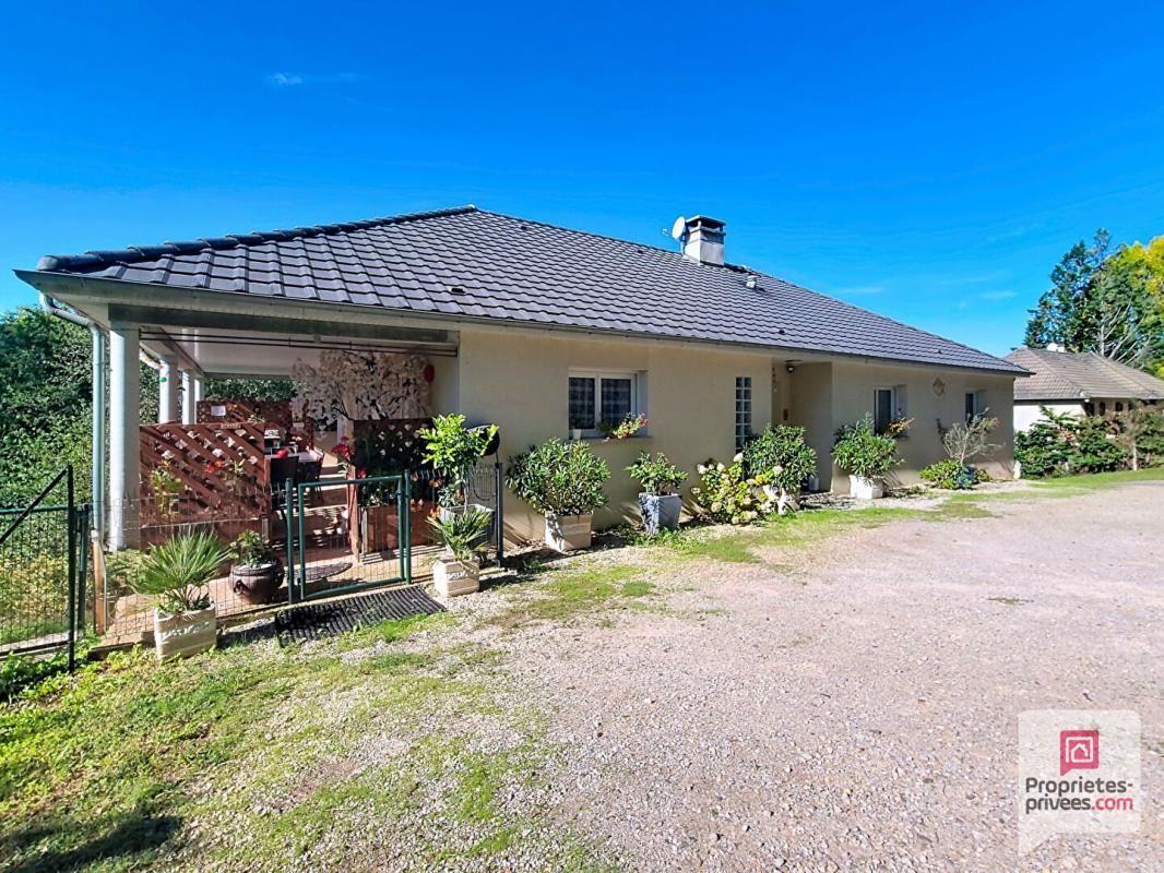 Maison  Familiale-Saint Cyr La Roche -202 m2 sur un vaste terrain
