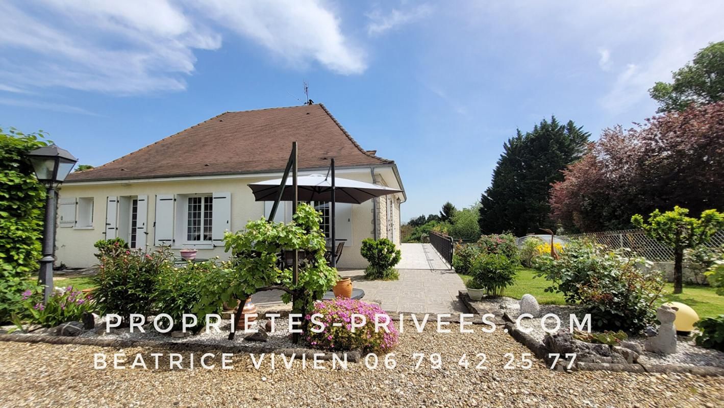 ROUFFIGNAC-SAINT-CERNIN-DE-REILHAC A ROUFFIGNAC, avec tous services! Maison en pierre 137m2, rénovée avec goût!. 3 belles chambres. 2 Salles d'eau. 2 Wc. Garage. Jardin clos, d'agrément 685 m2 2