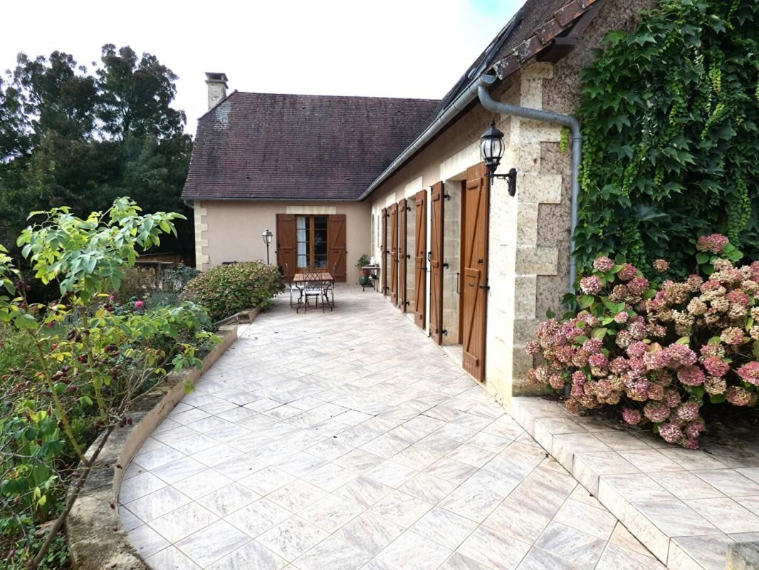CLERMONT-D'EXCIDEUIL Maison 200 m2 habitables / 5 chambres / sous-sol / garage / piscine / terrain 3200m² 2
