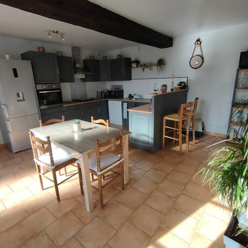 MORTAGNE-SUR-SEVRE Longère Mortagne sur Sèvre 3 chambres + logement locatif 2 chambres 130 m2 3