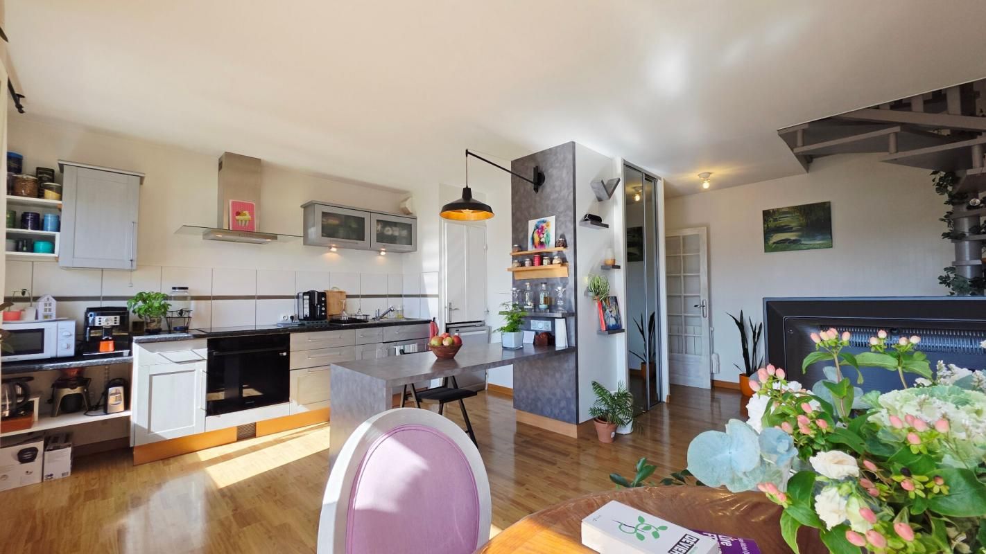 BOURGES BOURGES APPARTEMENT 65.50 M² 3 PIECES DUPLEX BALCON PARKING 1