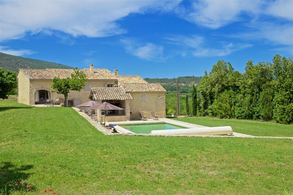 BONNIEUX Luberon, mas restauré sur 3.8 ha avec piscine et vue 1