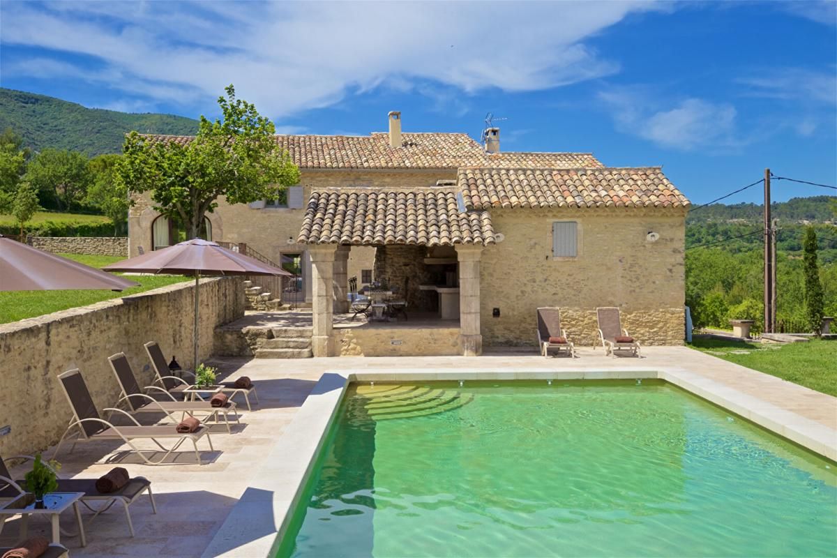 BONNIEUX Luberon, mas restauré sur 3.8 ha avec piscine et vue 2