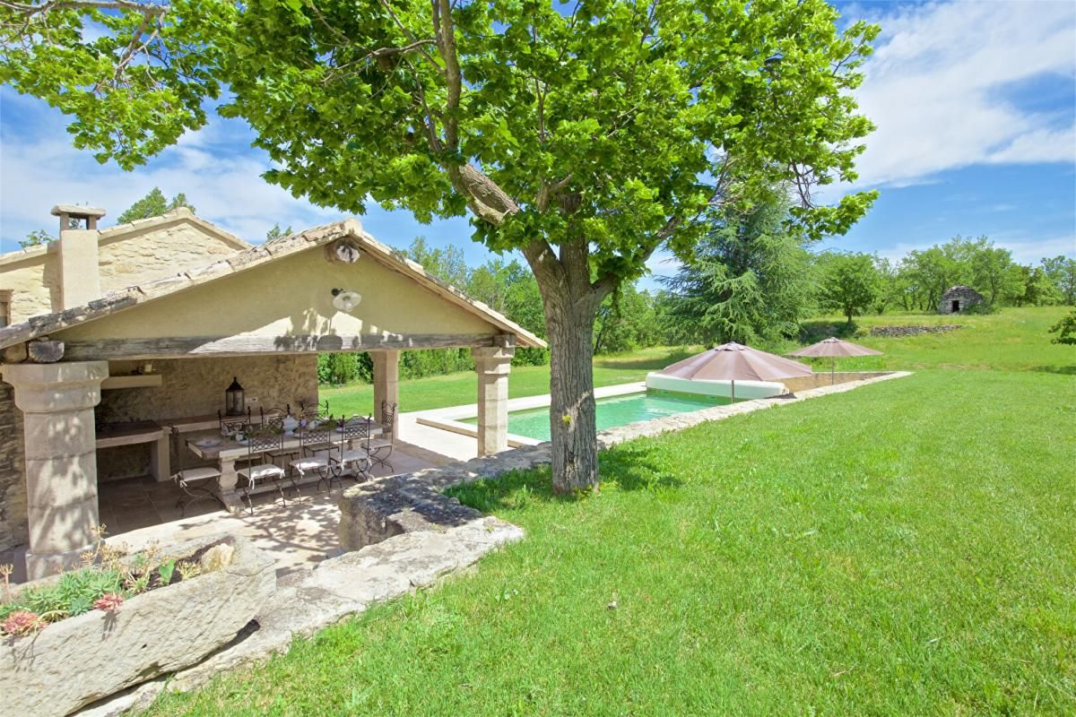 BONNIEUX Luberon, mas restauré sur 3.8 ha avec piscine et vue 4