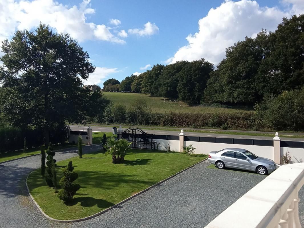 LE GENEST-SAINT-ISLE Maison spacieuse et moderne au charme de l'ancien 1