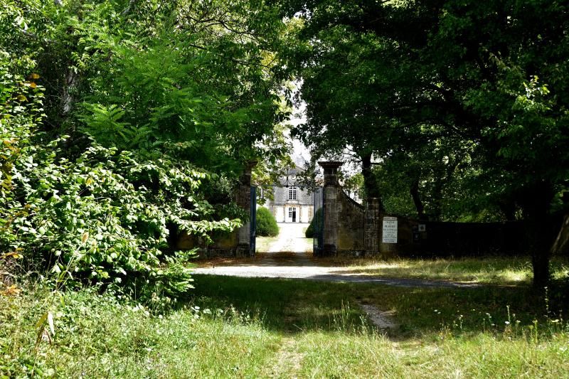 SAINT-JEAN-D'ANGELY Discrète folie du XVIIIè lovée dans une nature sauvage 2