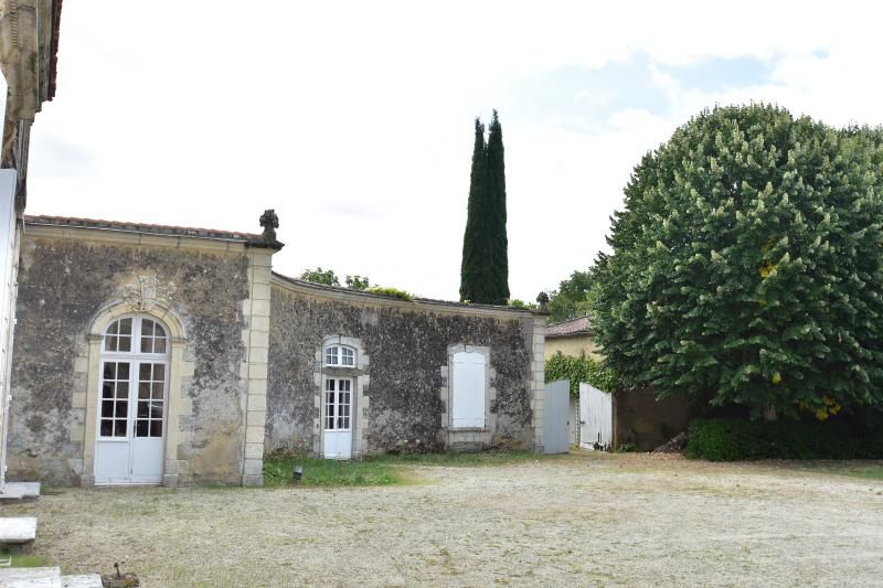SAINT-JEAN-D'ANGELY Discrète folie du XVIIIè lovée dans une nature sauvage 3
