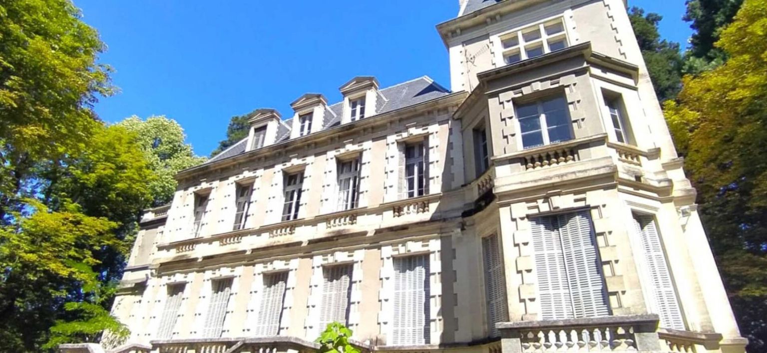 AVEZE Château du 19e  avec dépendance et parc 1