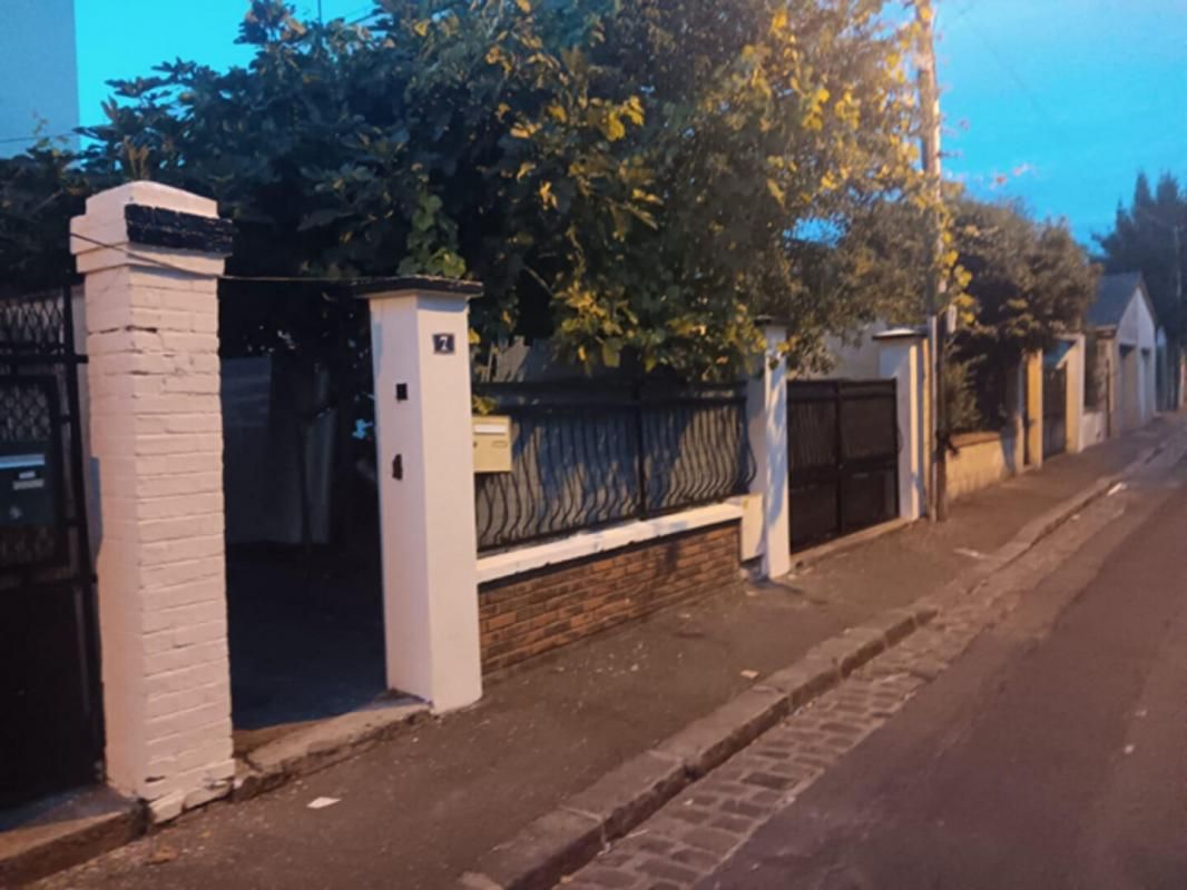 PIERREFITTE-SUR-SEINE Petit ensemble immobilier : Maison et annexe 1
