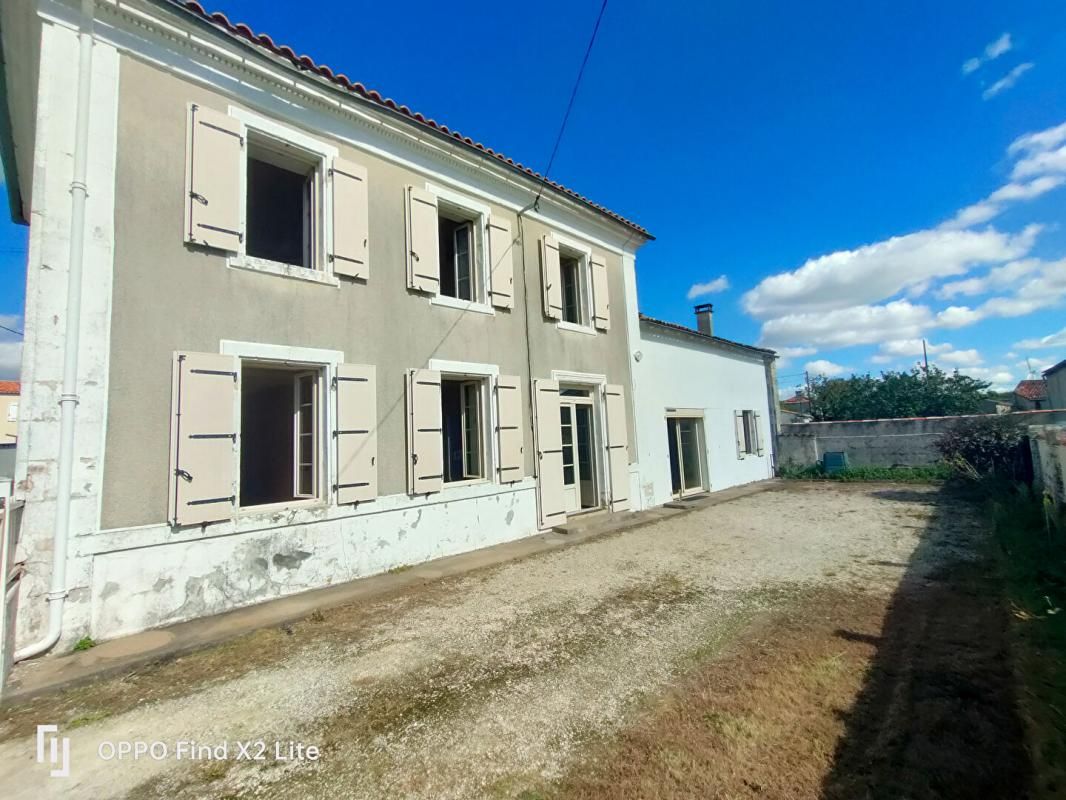 SAINT-SATURNIN-DU-BOIS Maison Saint Saturnin Du Bois 8 pièce(s) 120 m2 1