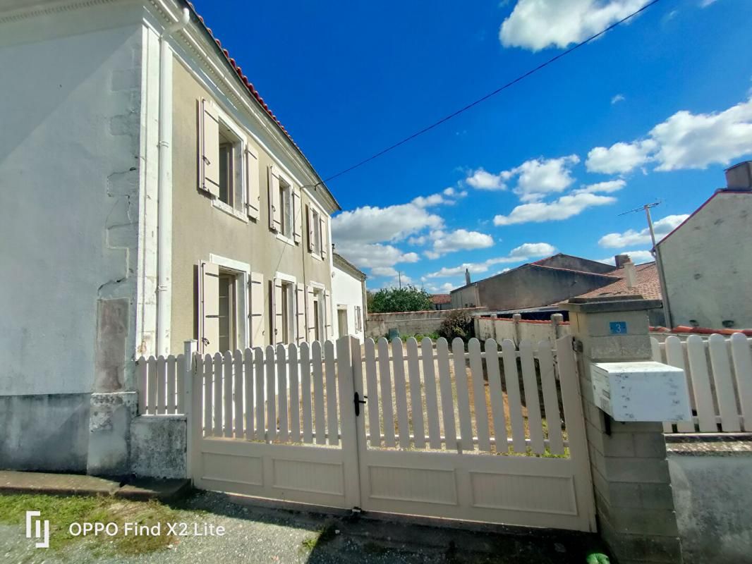 SAINT-SATURNIN-DU-BOIS Maison Saint Saturnin Du Bois 8 pièce(s) 120 m2 2