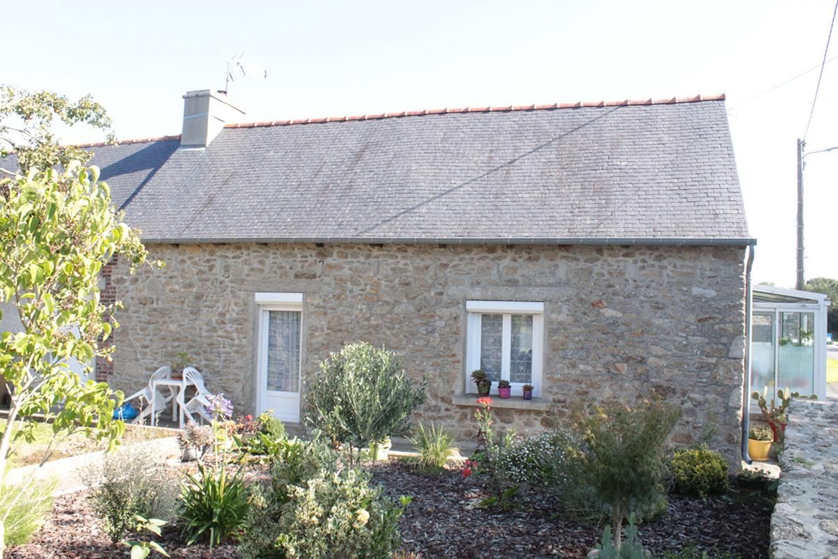 HENON Exclusivité ! Côtes d'Armor 22150 Hénon. Maison de plain-pied, 3 chambres, garages, terrain constructible et divisible 2