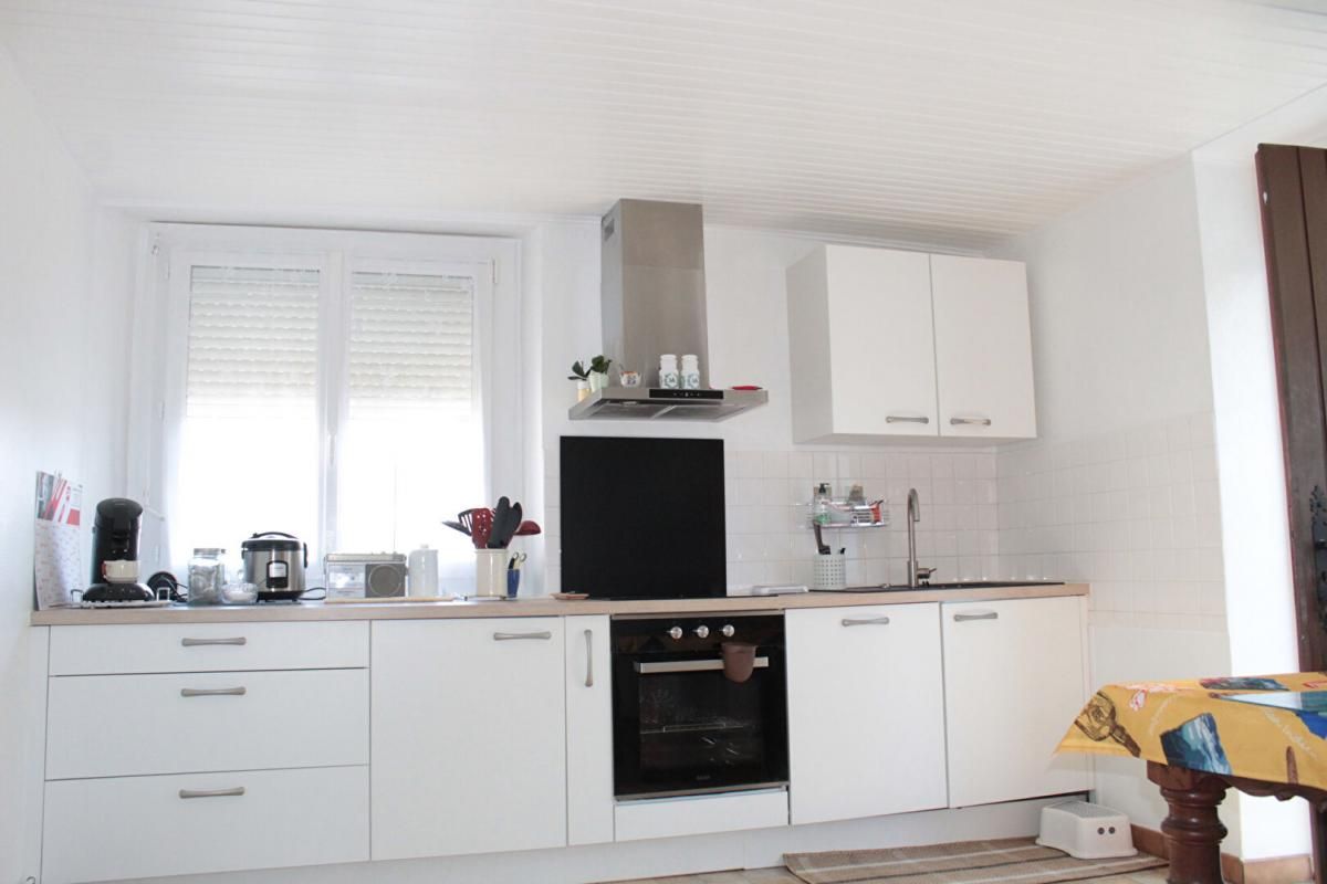 HENON Exclusivité ! Côtes d'Armor 22150 Hénon. Maison de plain-pied, 3 chambres, garages, terrain constructible et divisible 3