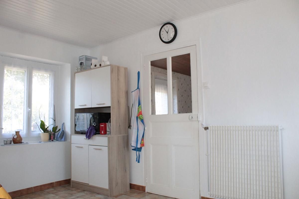 HENON Exclusivité ! Côtes d'Armor 22150 Hénon. Maison de plain-pied, 3 chambres, garages, terrain constructible et divisible 4