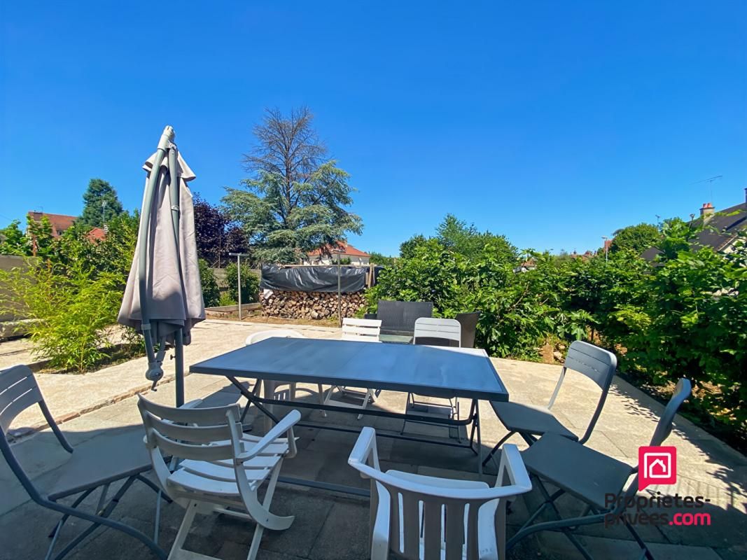 SEMUR-EN-AUXOIS Propriété rénovée centre ville Semur-en-Auxois avec garage et jardin 2
