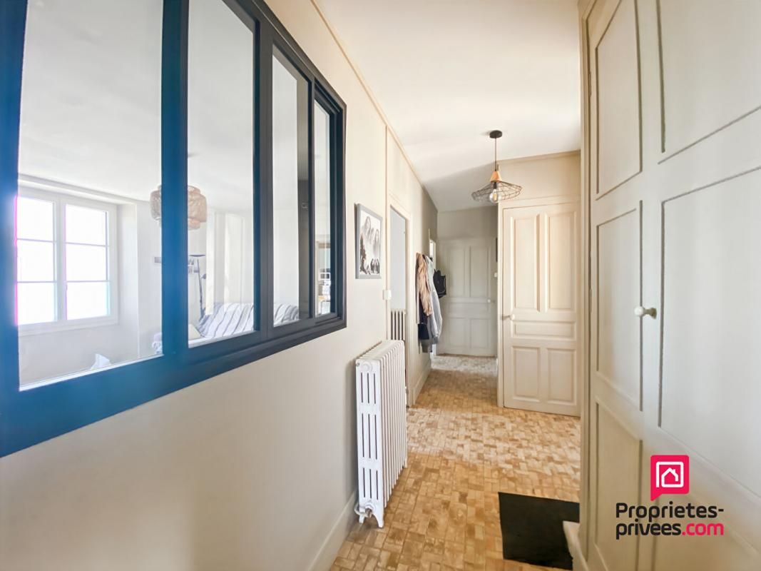SEMUR-EN-AUXOIS Propriété rénovée centre ville Semur-en-Auxois avec garage et jardin 4