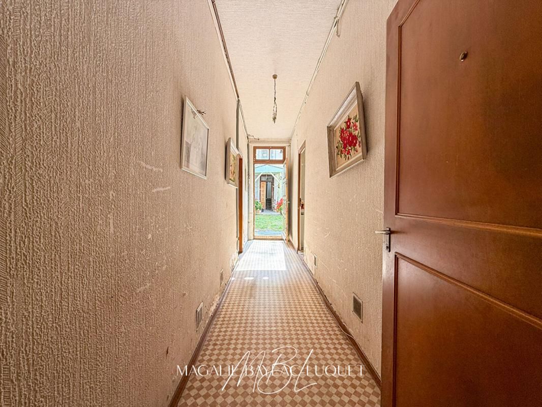 CARCASSONNE CARCASSONNE INTRA-MUROS - 147 m²  - COURS de 78 m² - Maison + studios 2