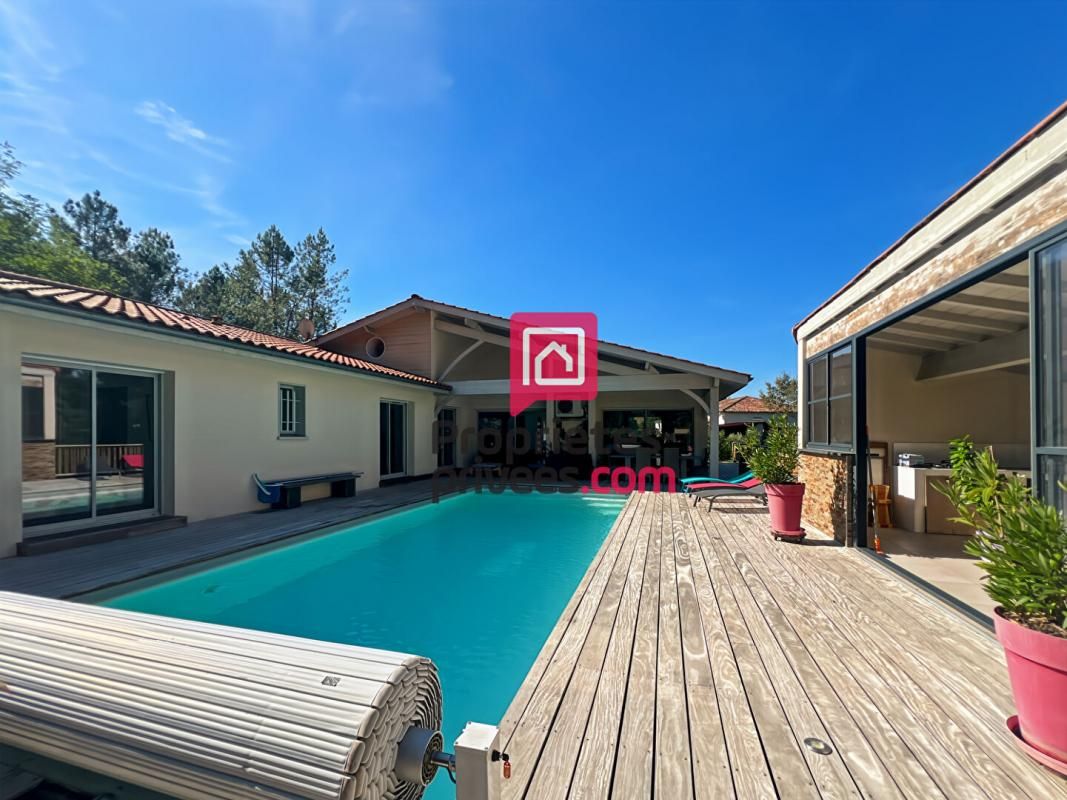 BAZAS Maison de 200m² avec 4 chambres et piscine 1