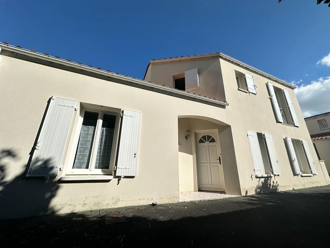 SAINT-GEORGES-DE-DIDONNE Rare  plein Centre ville Maison  4 pièce(s) 89 m2 2