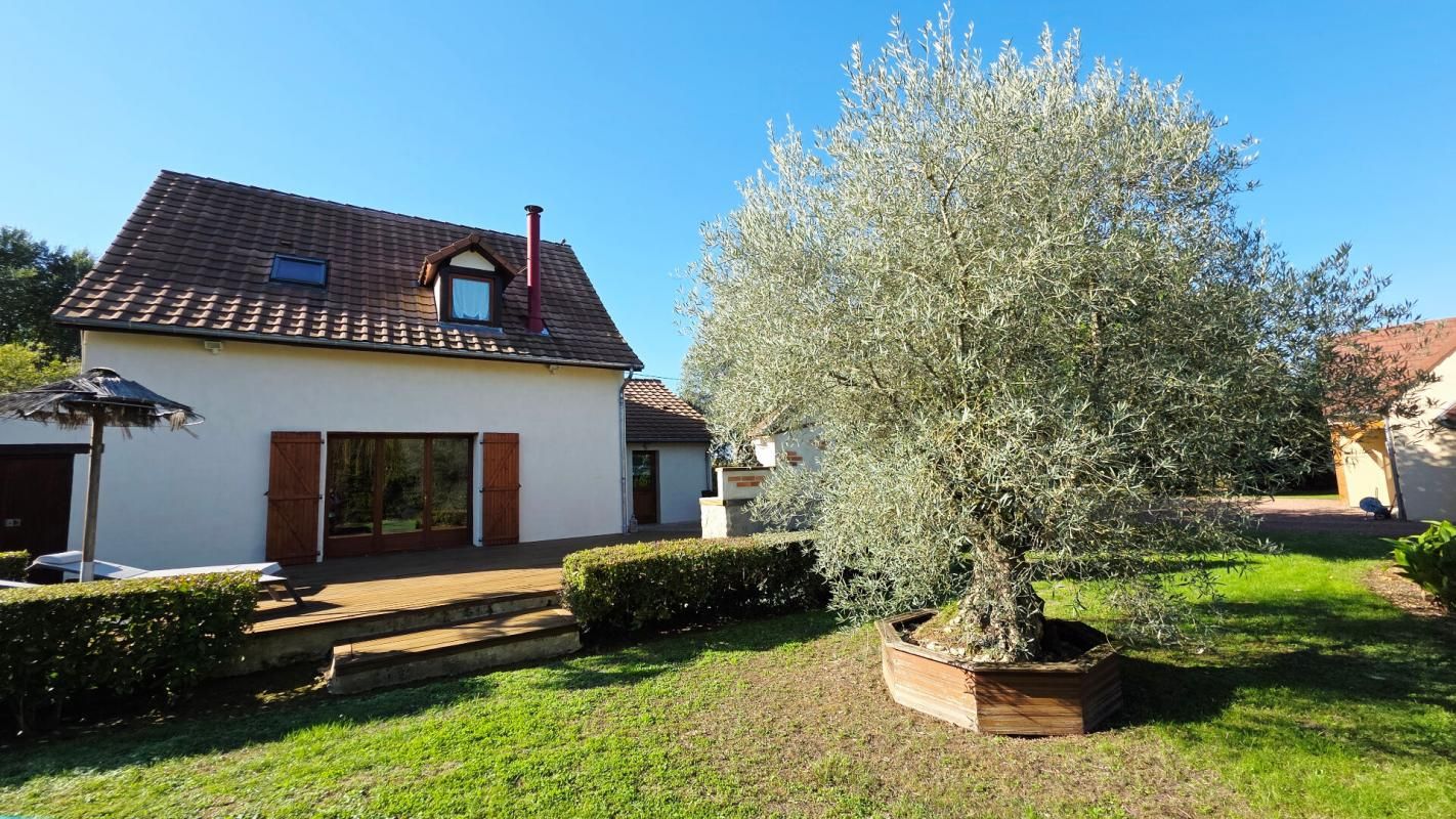 CIVRAY MAISON  AVEC STUDIO INDEPENDANT 165M²  6 PIECES 4 CHAMBRES PISCINE 1