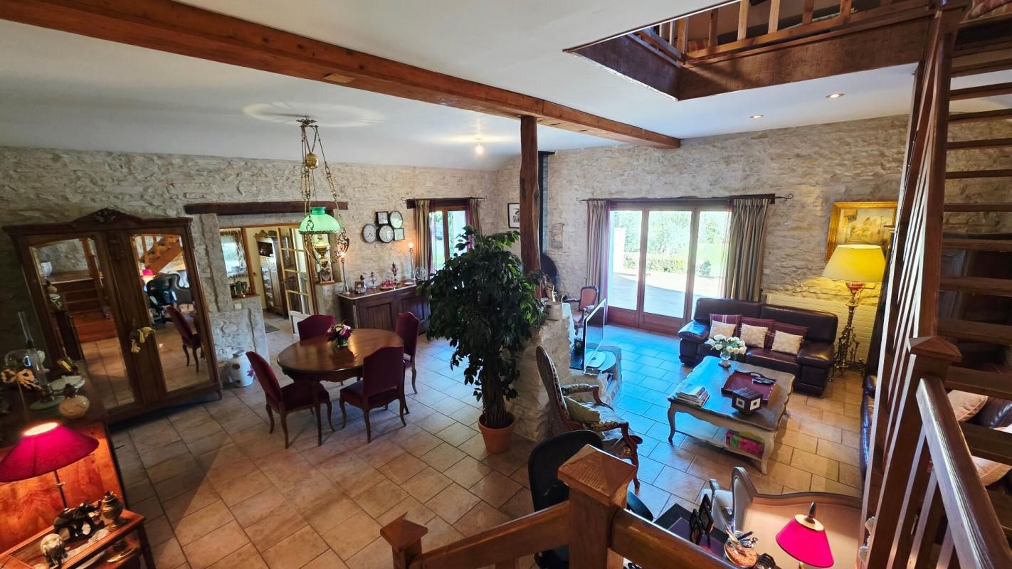 CIVRAY MAISON  AVEC STUDIO INDEPENDANT 165M²  6 PIECES 4 CHAMBRES PISCINE 3
