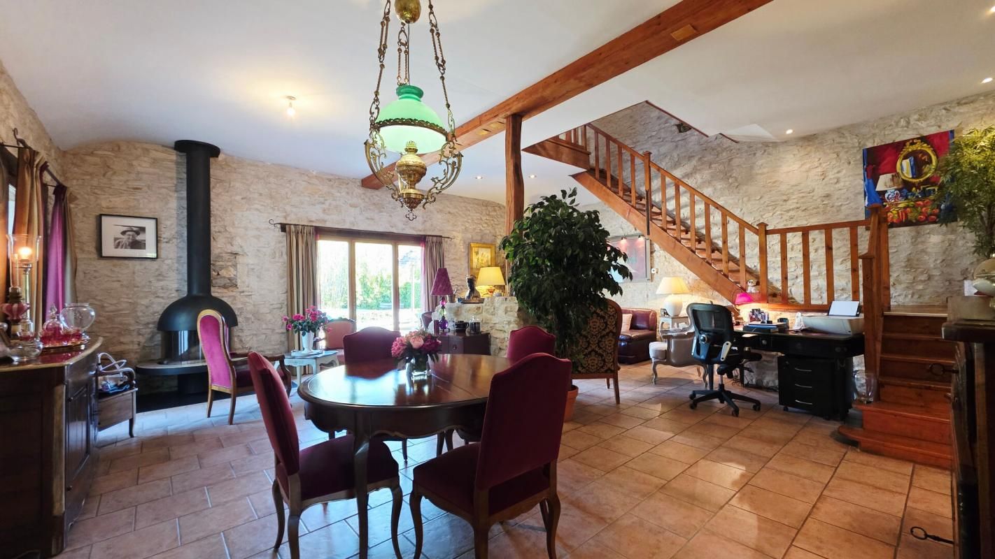 CIVRAY MAISON  AVEC STUDIO INDEPENDANT 165M²  6 PIECES 4 CHAMBRES PISCINE 4