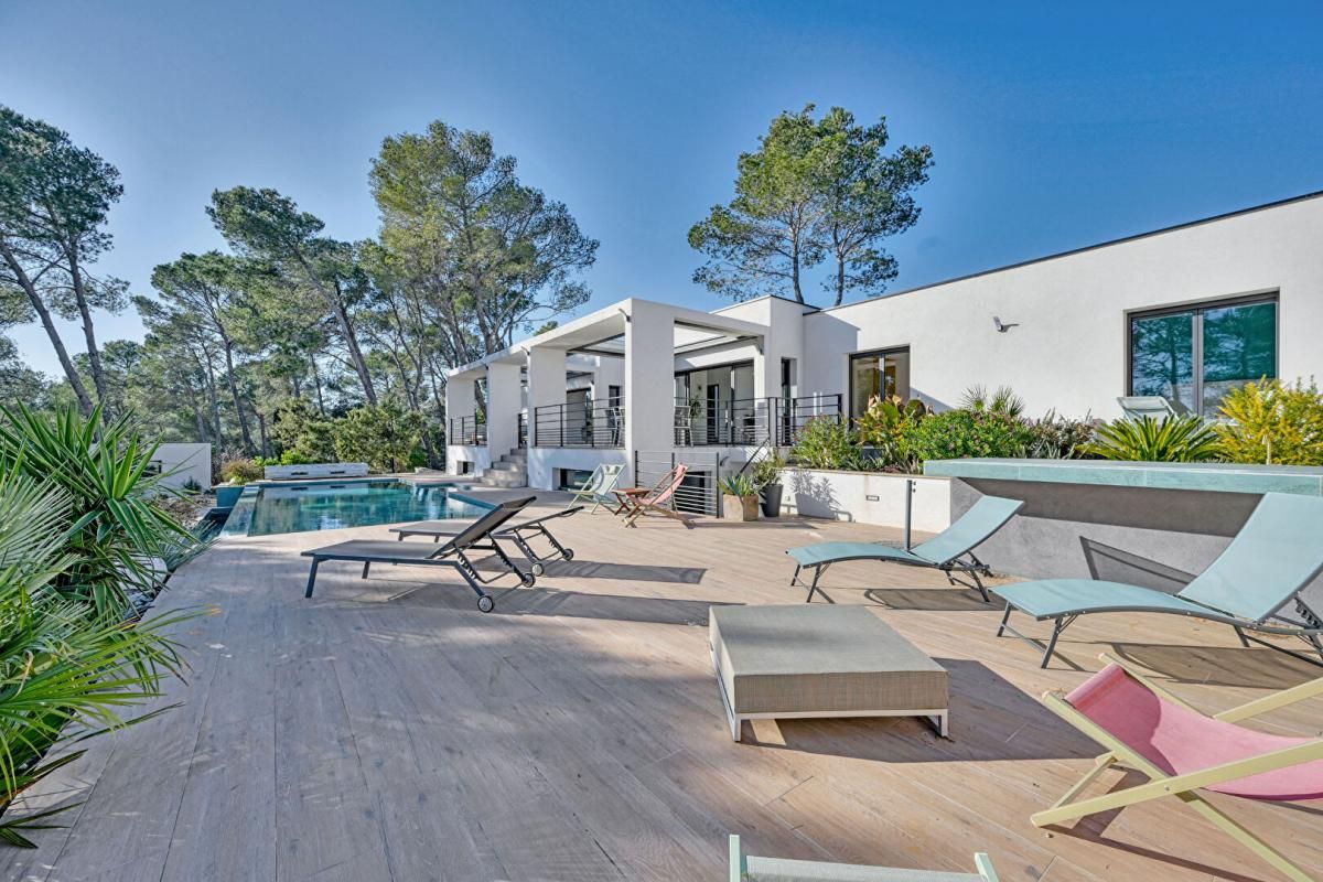 NIMES 30. GARD. NIMES. Propriété contemporaine d'exception de 400 m² à Nîmes, nichée sur 1 hectare de garrigue et d'essences méditerranéennes 2