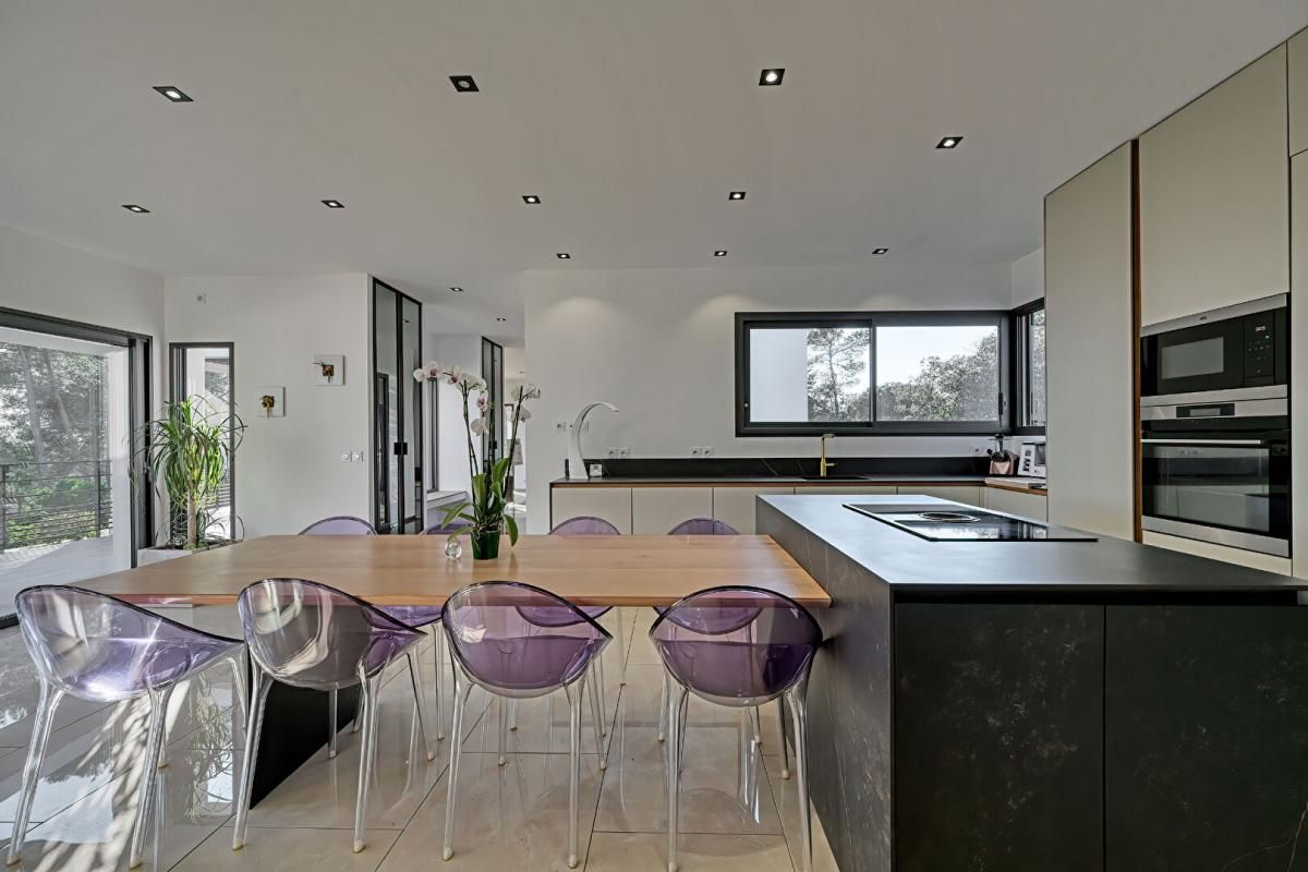 NIMES 30. GARD. NIMES. Propriété contemporaine d'exception de 400 m² à Nîmes, nichée sur 1 hectare de garrigue et d'essences méditerranéennes 4