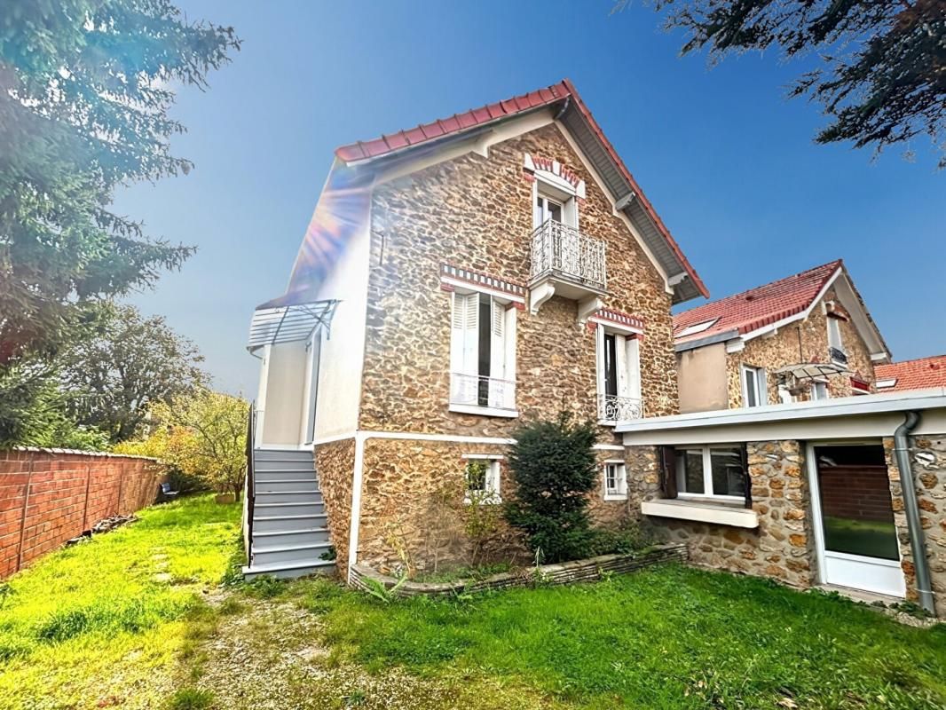 Maison de caractère en pierre à 77500 Chelles, quartier les Abbesses  135 m² habitables, 5 chambres + dépendance climatisée, grand jardin 449.000