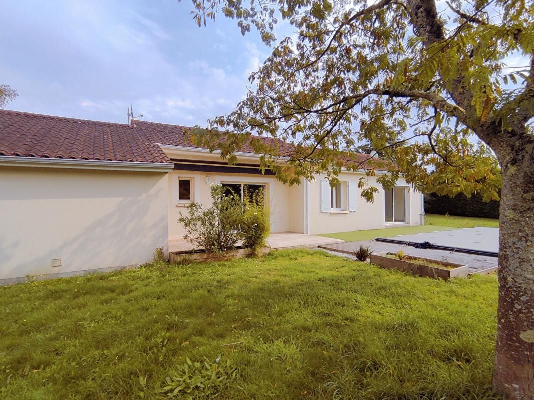 ANTRAN Maison de plain pied 5 pièces 111 m2 - garage et piscine 2