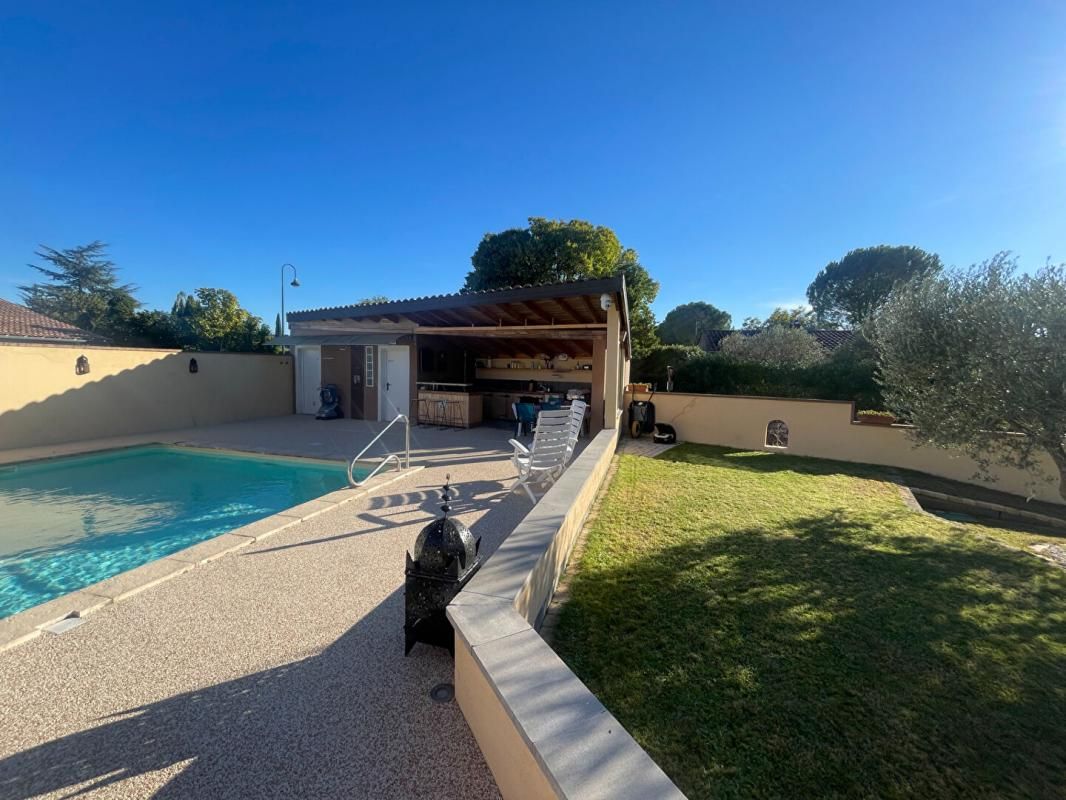 UZES Villa plain pied de 170 m2 et 100 m2 dépendaces sur terrain 1000 m2 2