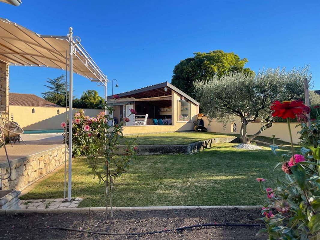 UZES Villa plain pied de 170 m2 et 100 m2 dépendaces sur terrain 1000 m2 4