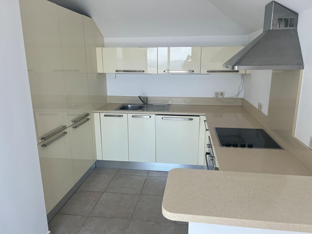 GRASSE Magnifique T4 duplex de 71 m² avec terrasse et vue panoramique exceptionnelle de 34 m² 2