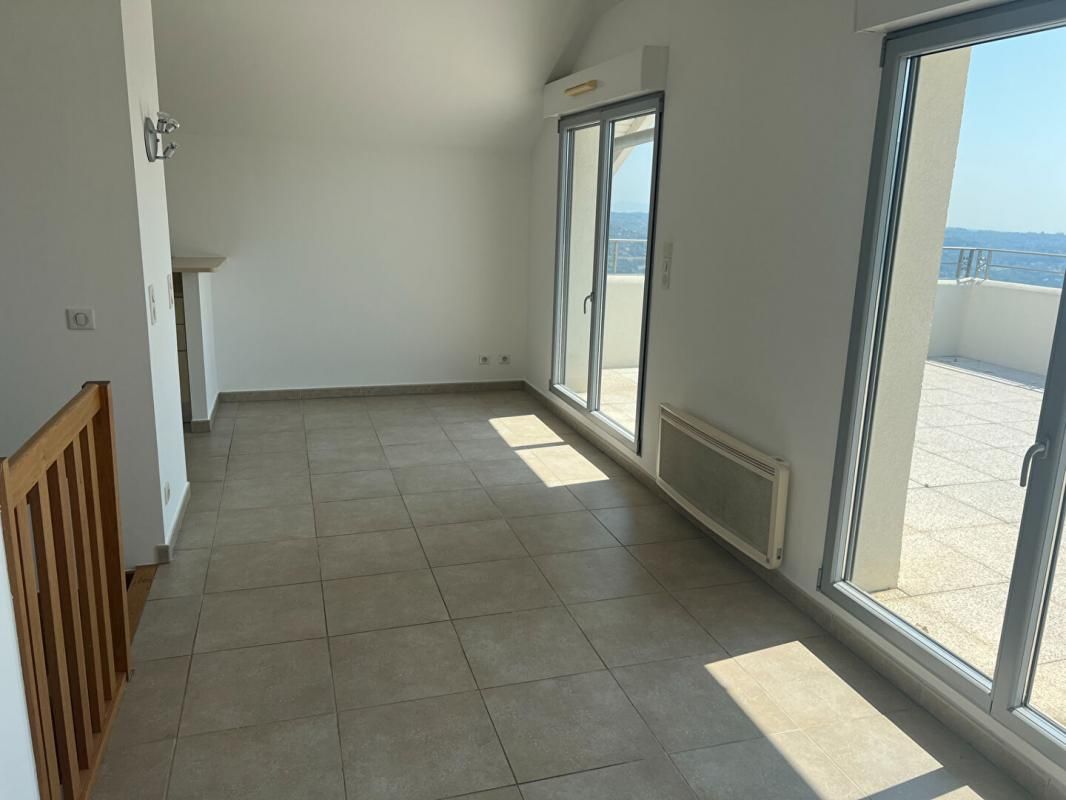 GRASSE Magnifique T4 duplex de 71 m² avec terrasse et vue panoramique exceptionnelle de 34 m² 4