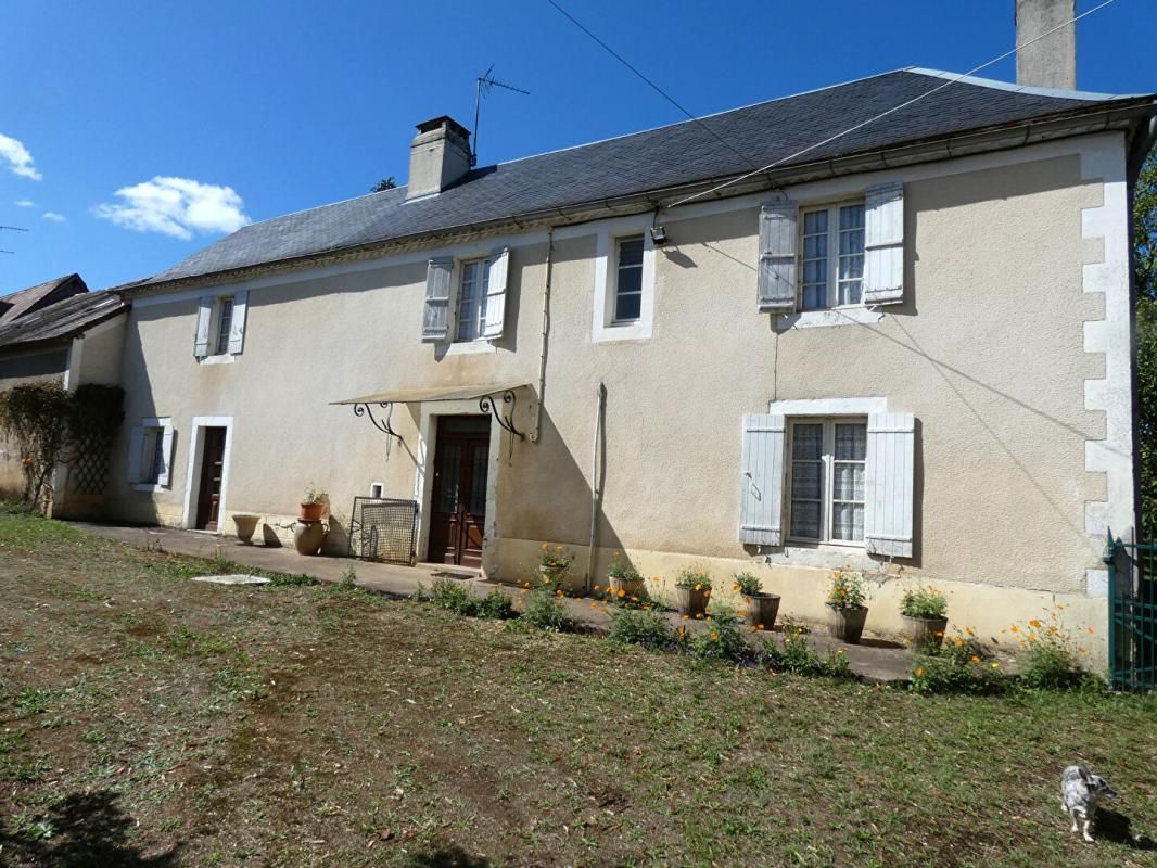 SAINTE-EULALIE-D'ANS Maison 160 m2 / 4 chambres / 2 granges / terrain 3500m² environ 2