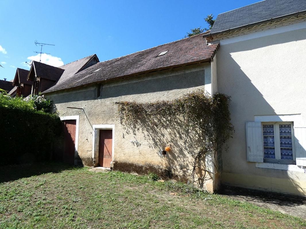 SAINTE-EULALIE-D'ANS Maison 160 m2 / 4 chambres / 2 granges / terrain 3500m² environ 3