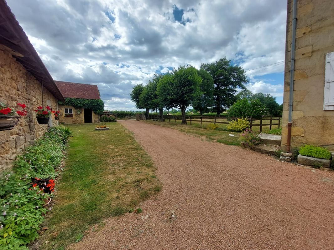 SAINT-LAURENT-EN-BRIONNAIS Maison Saint Laurent En Brionnais 5 pièce(s) 143 m2 2